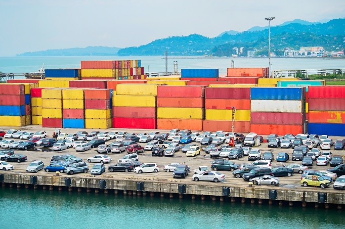 Autos stehen am Hafen, bereit für den Export