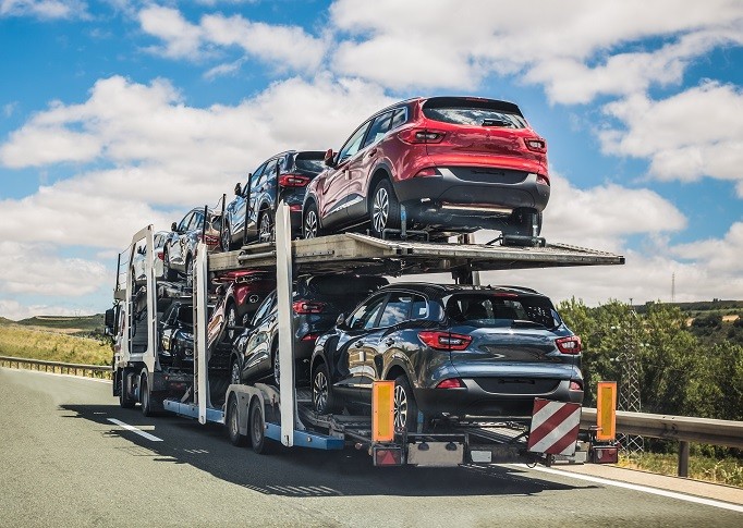 Autotransporter beladen mit Autos